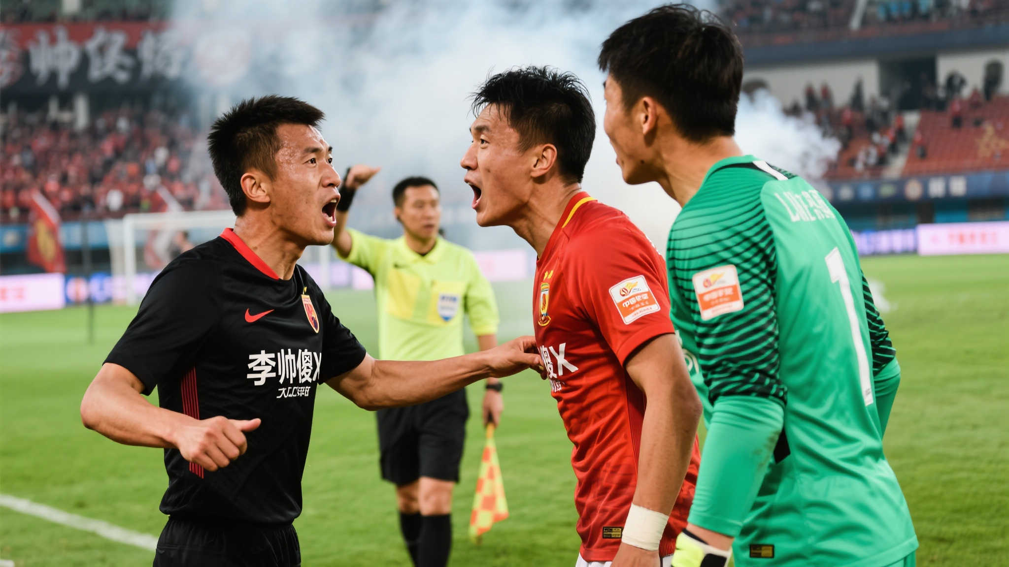于汉超与李帅争执升级,场边球迷爆粗声援 于汉超与李帅争执升级,场边球迷爆粗声援